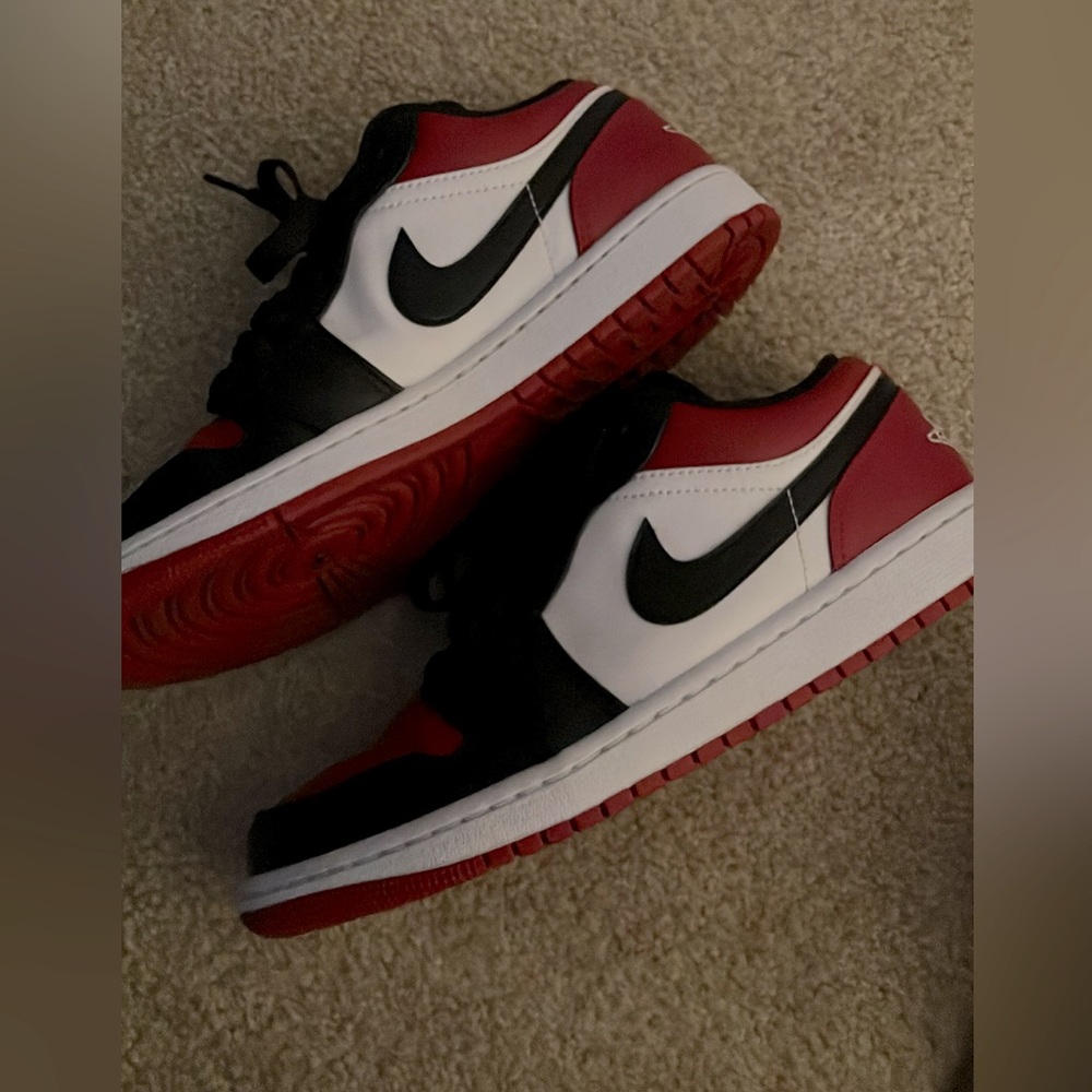 Nike Jordan 1 Low Bred Toe Mens 7 Red and Black Shoes